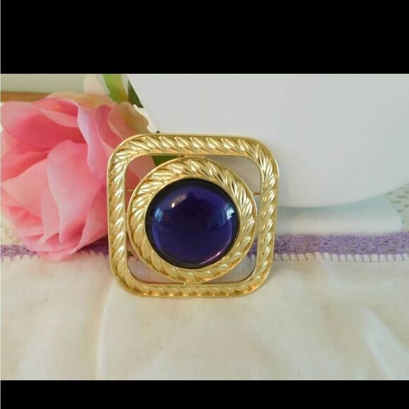 Trifari Purple Cabochon Brooch Vintage Signed Large Pin - Picture 2 of 5